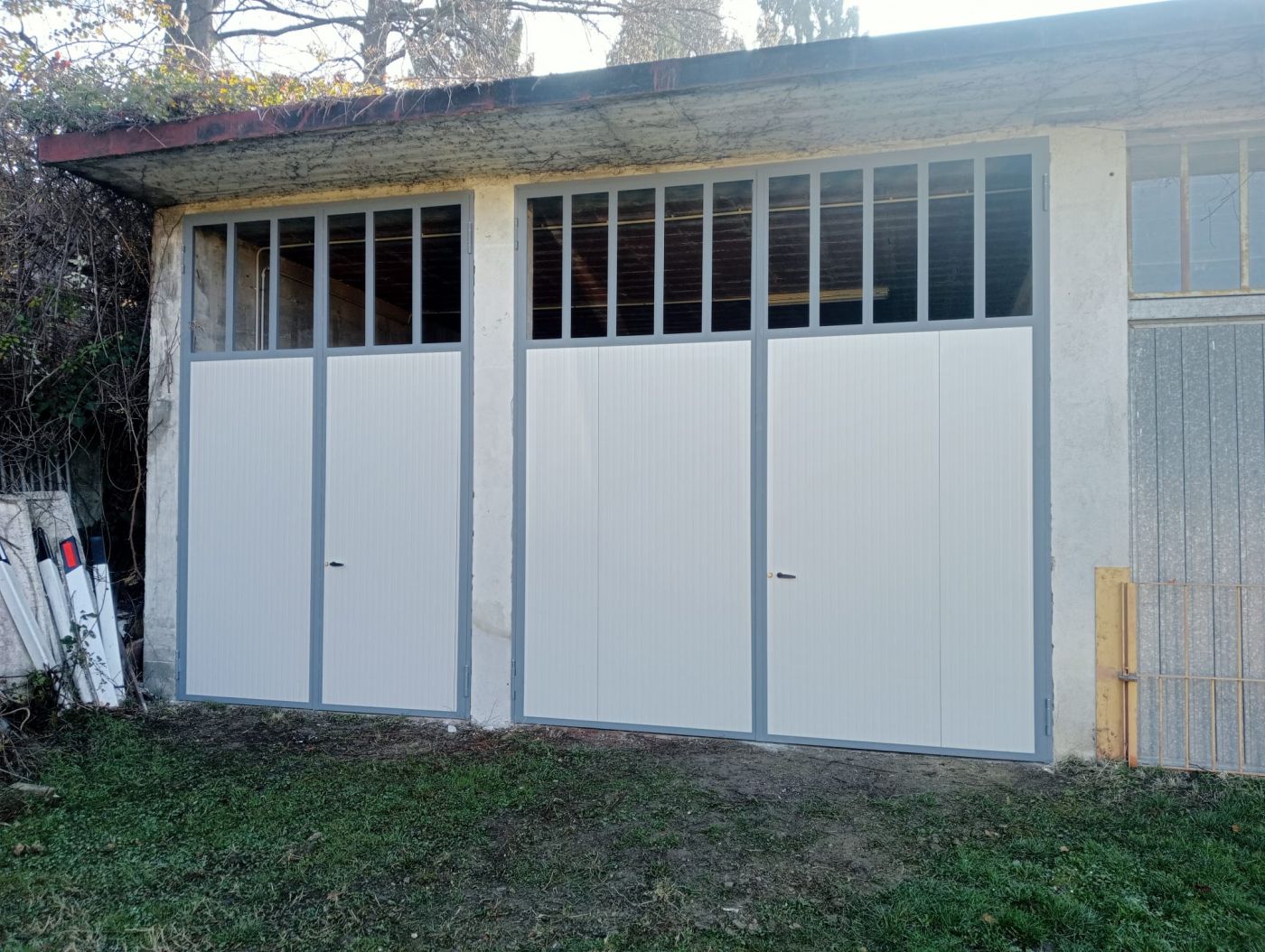 PROVINCIA GRANDA - I portoni nuovi del garage per Comune e Pro Loco