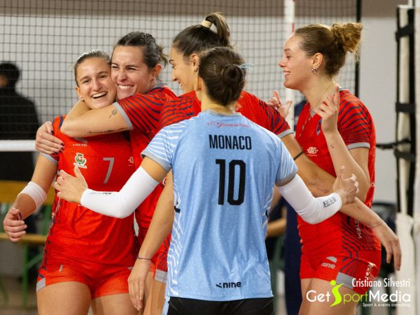 PROVINCIA GRANDA - Mondovì Volley: Beatrice Fissore festeggia con le ex compagne di squadra - foto Cristiano Silvestri
