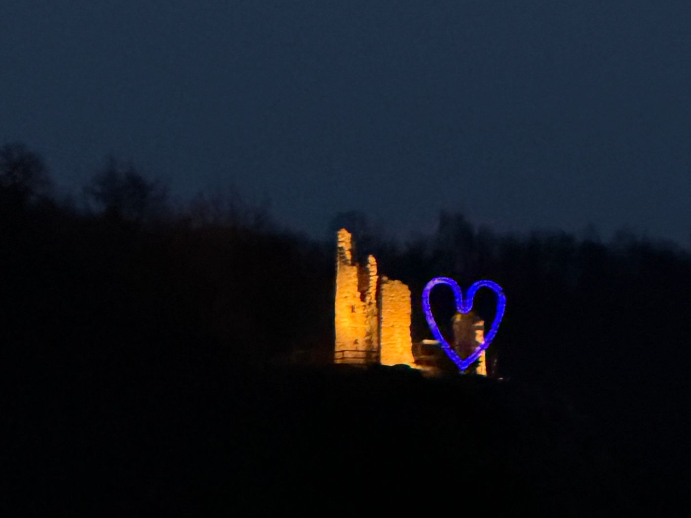 PROVINCIA GRANDA - Il cuore gigante installato sulla terrazza del Mirabello a Chiusa Pesio