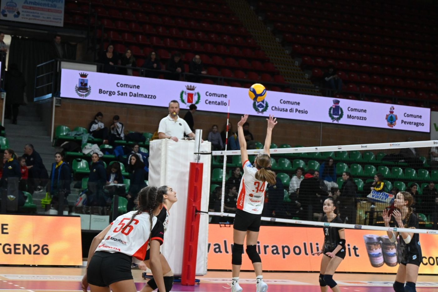 PROVINCIA GRANDA - Una fase del torneo nel palazzetto di Cuneo