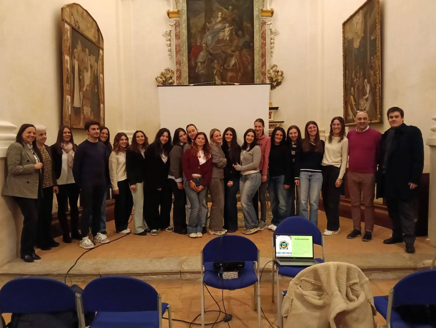 PROVINCIA GRANDA - Le ragazze del Liceo con le autorità presso la Confraternita
