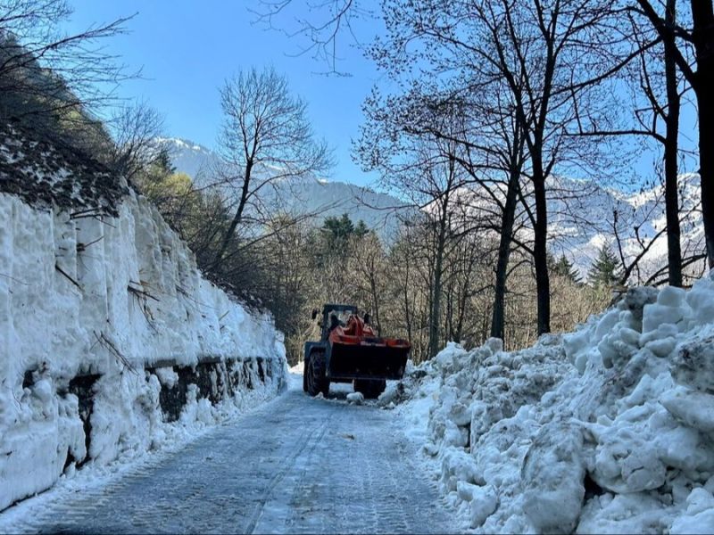 PROVINCIA GRANDA - Le operazioni di sgombero neve sulla strada (Foto Boschiazzo)