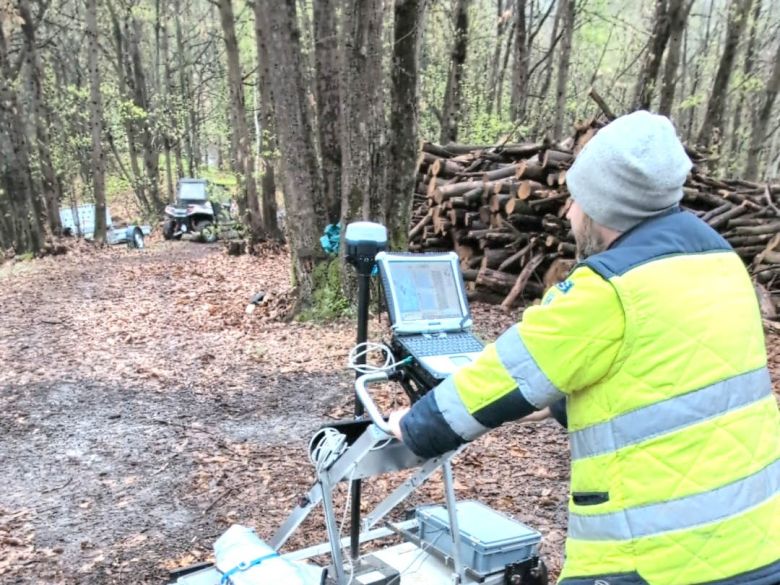 PROVINCIA GRANDA - Una fase dei rilievi effettuati con videoradar al castello di Roccaforte