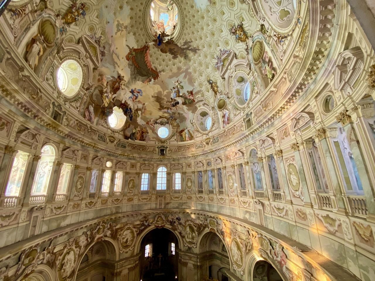 PROVINCIA GRANDA - L'interno della cupola ellittica, con il grande affresco a tema unico