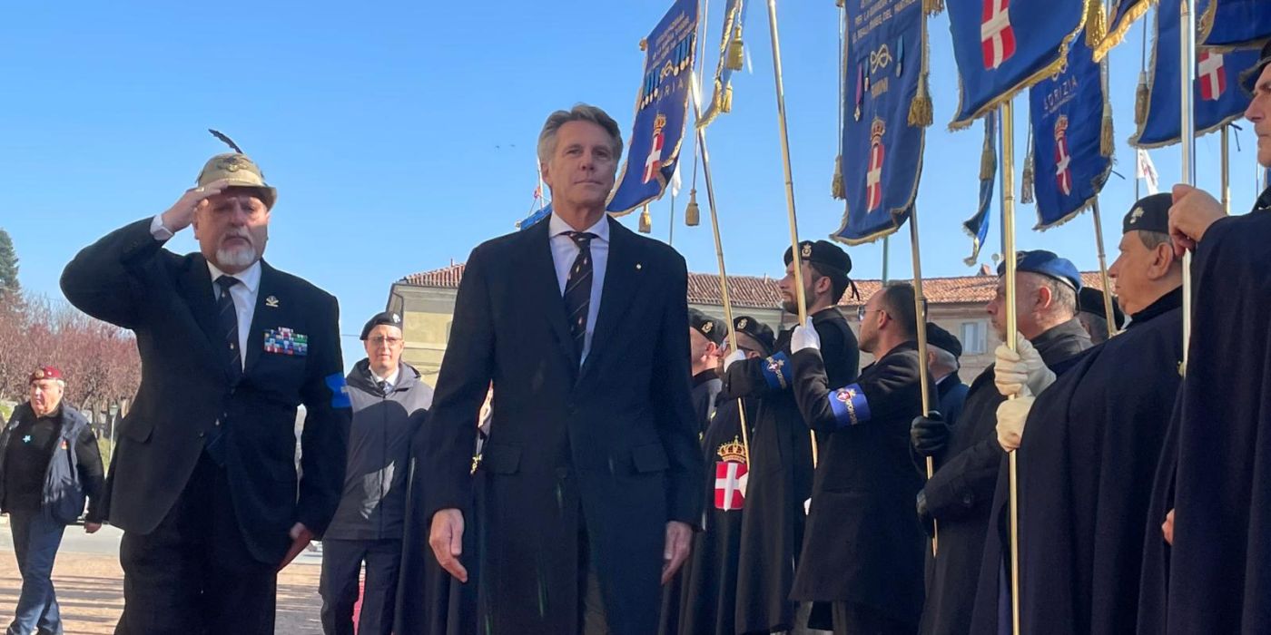 PROVINCIA GRANDA - Il principe Emanuele Filiberto passa in rassegna le guardie d'onore alle reali tombe