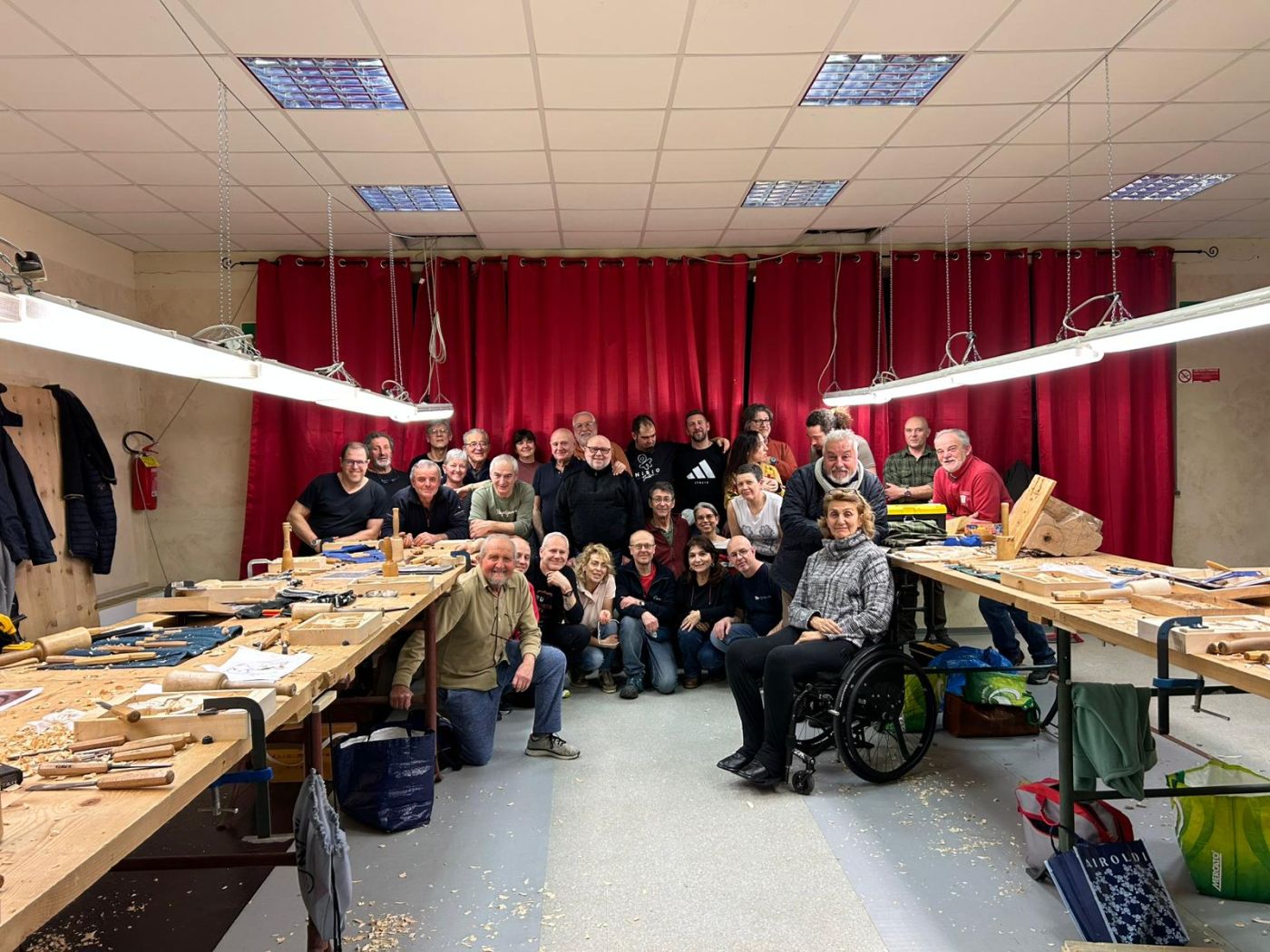 PROVINCIA GRANDA - I partecipanti al corso in posa nella sala polivalente