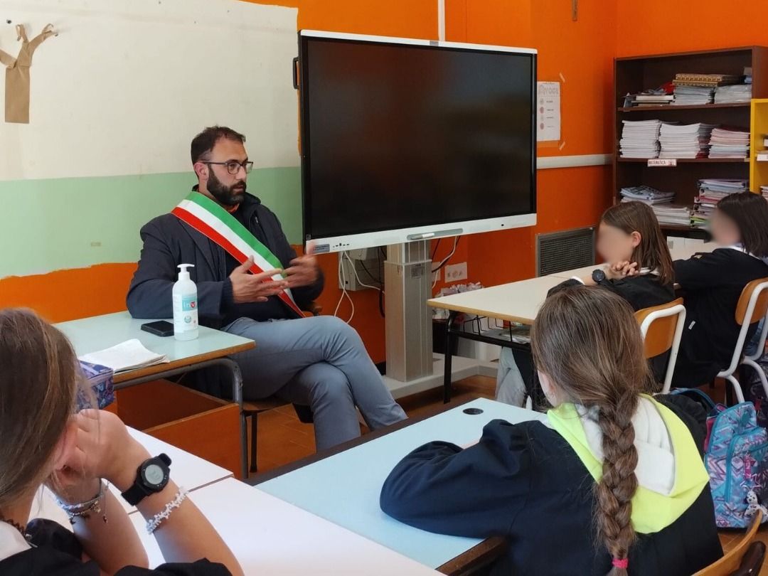 PROVINCIA GRANDA - Il sindaco Baudino durante un intervento in classe a San Bartolomeo