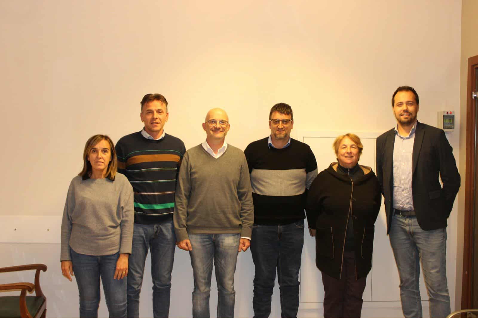 Il futuro direttore della Casa di Riposo di Carru Adriano Rosano il terzo da sinistra con lattuale direttore il cda della Fondazione Garneri e il sindaco 1761125280910