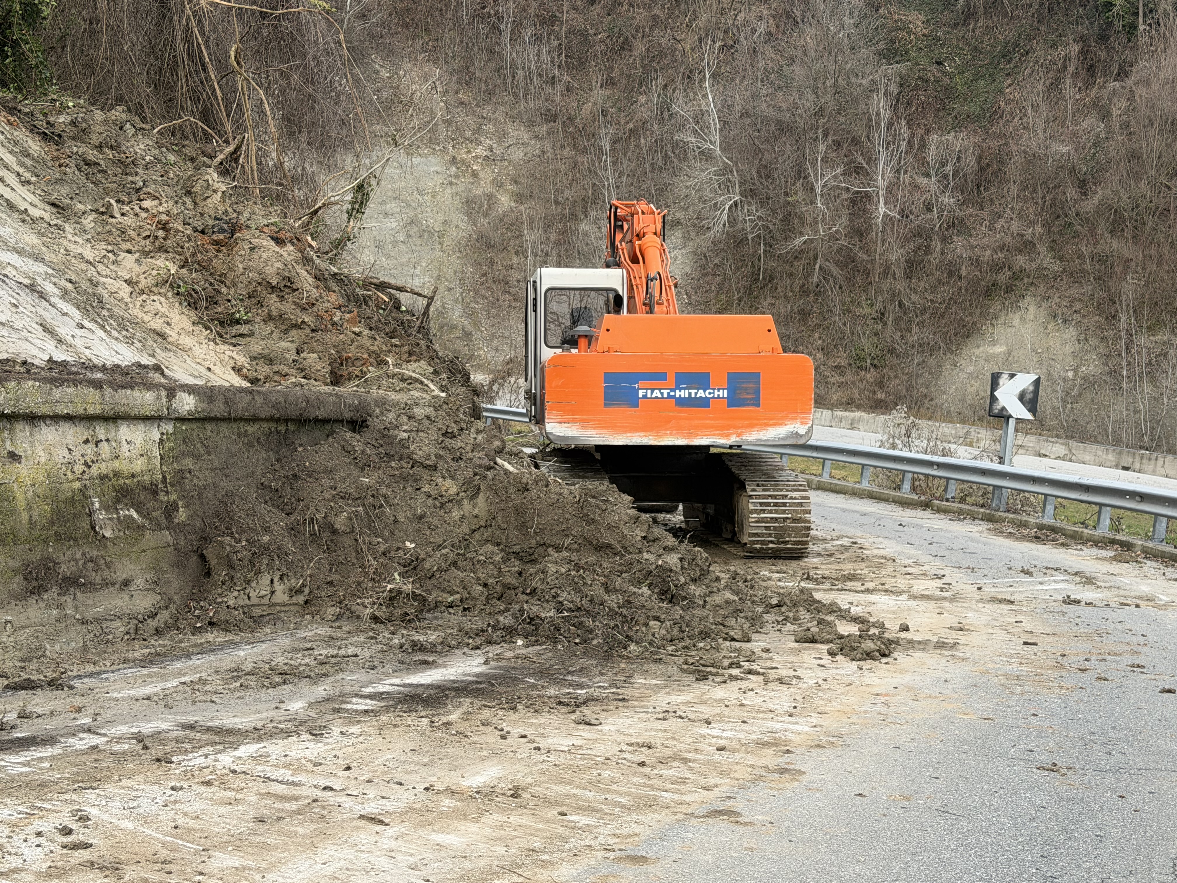 Lavori in Strada Stazione a Carrù dopo lo smottamento