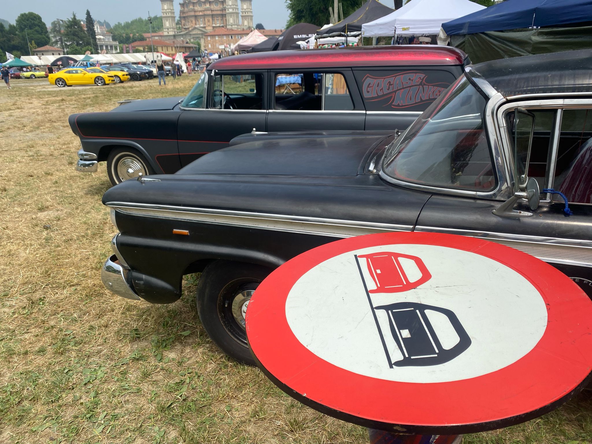 PROVINCIA GRANDA - Le auto americane con il Santuario sullo sfondo