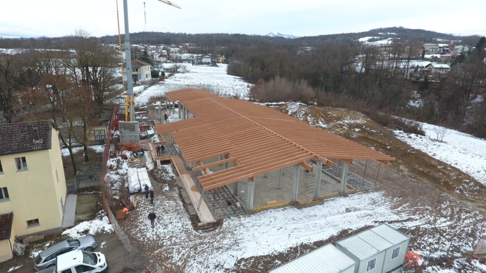 PROVINCIA GRANDA - Il nuovo tetto in legno della nuova scuola in costruzione a Niella Tanaro