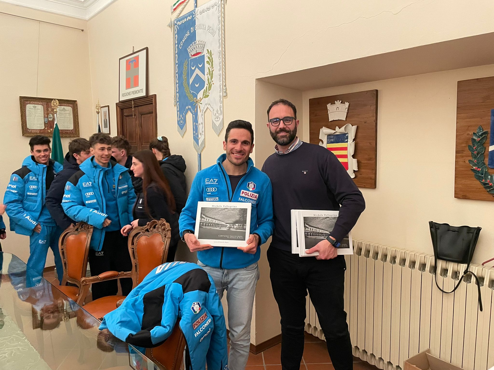 PROVINCIA GRANDA - Il tecnico Pietro Dutto con il libro sugli 850 anni della Certosa consegnatogli dal sindaco Baudino