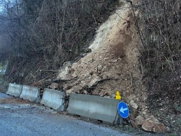 PROVINCIA GRANDA - La frana sulla provinciale verso frazione Roatta a Torre Mondovì