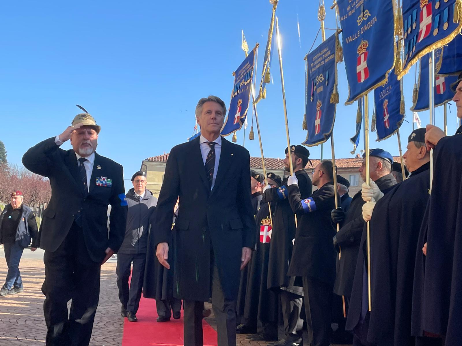 PROVINCIA GRANDA - Il principe Emanuele Filiberto passa in rassegna le guardie d'onore alle reali tombe