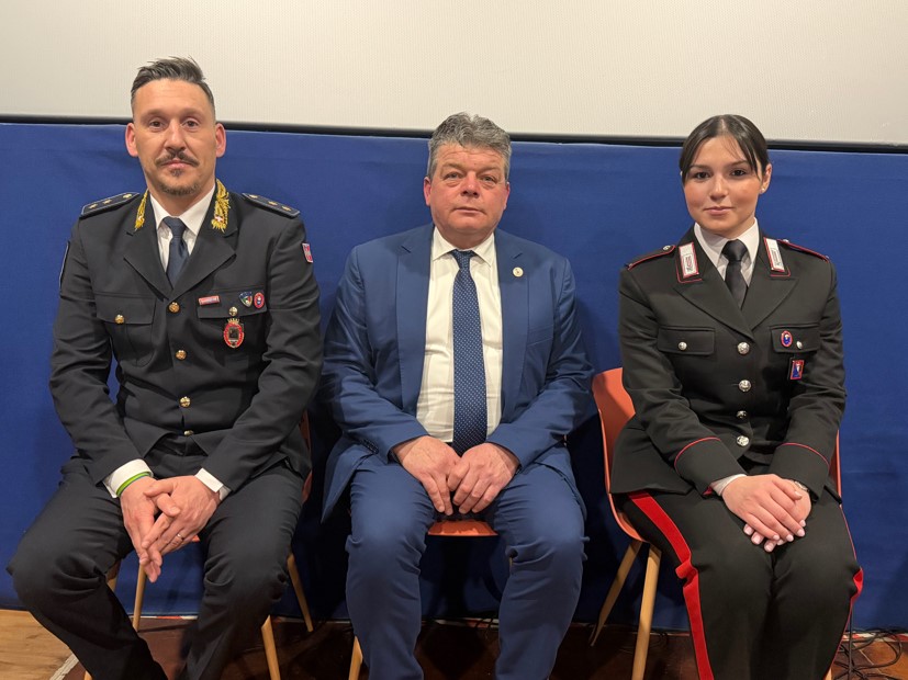 Il sindaco di Dogliani Claudio Raviola tra Bozzano e la comandante Rossella Mazzella