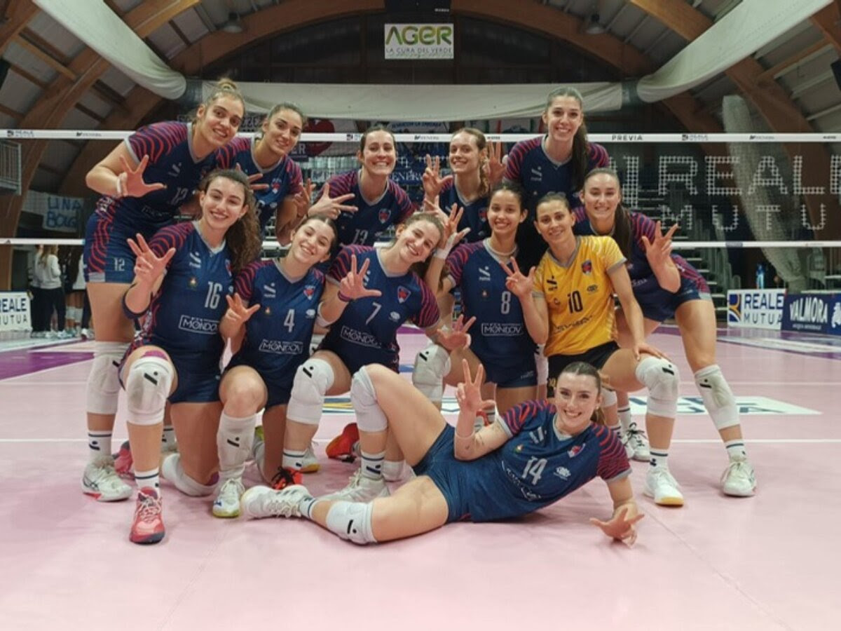 PROVINCIA GRANDA - Mondovì Volley: La gioia rossoblù dopo il successo contro Chieri - foto Cristiano Silvestri