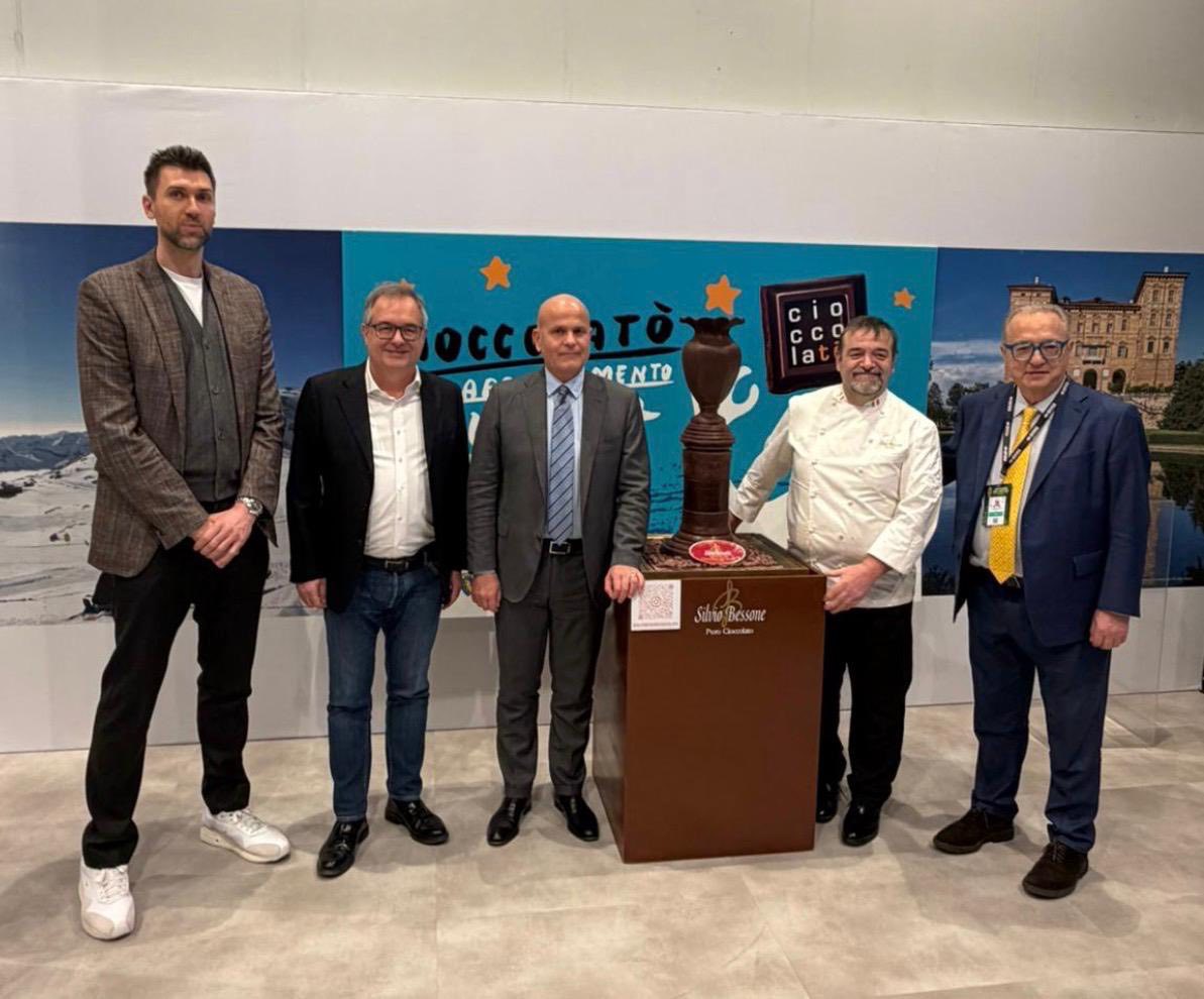 PROVINCIA GRANDA - Silvio Bessone a Torino con la sua coppa di cioccolato