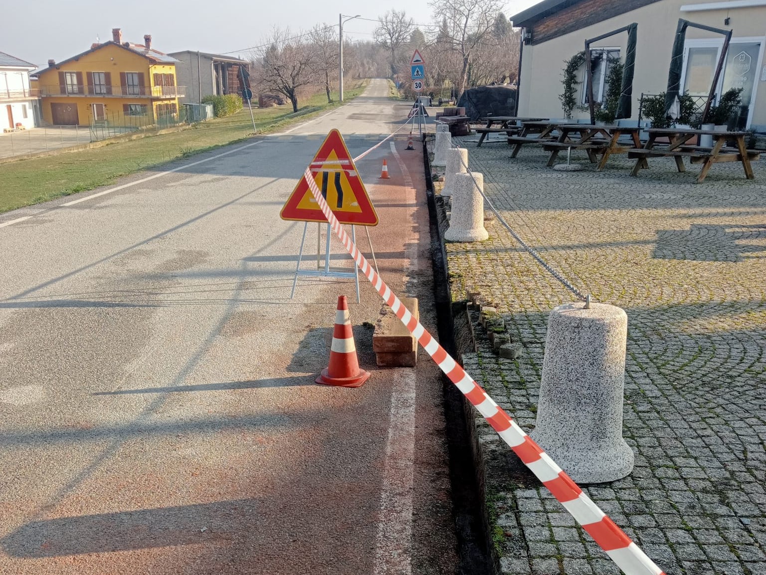 PROVINCIA GRANDA - Il nuovo cordolo a lato del bar To.rta