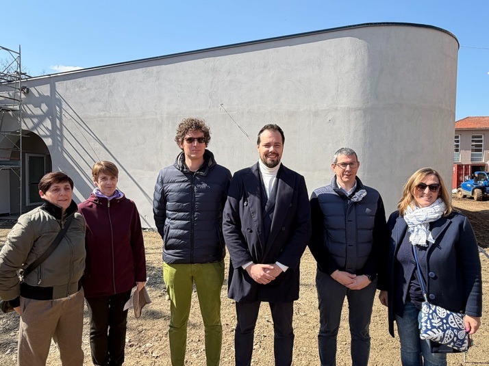 PROVINCIA GRANDA - Foto di gruppo davanti alla nuova Materna di Carrù