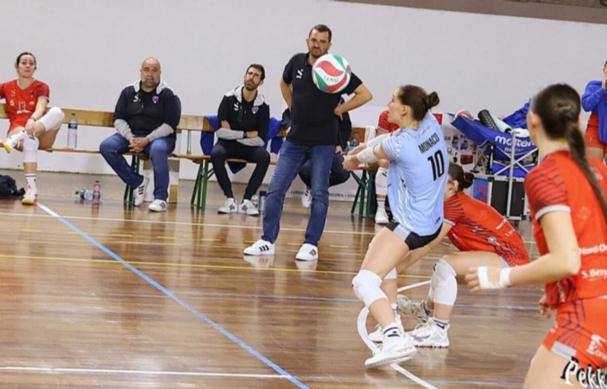 PROVINCIA GRANDA - Mondovì Volley: Il libero Monaco in azione - foto Luciano Pecchenino