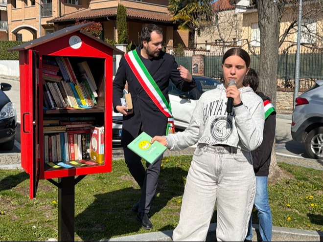 PROVINCIA GRANDA - Alunna dona libro per la la nuova casetta di book crossing di Carrù