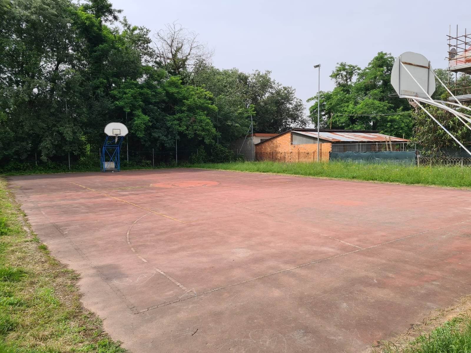 PROVINCIA GRANDA - Il vecchio campetto da basket-calcetto davanti alla nuova Materna di Carrù