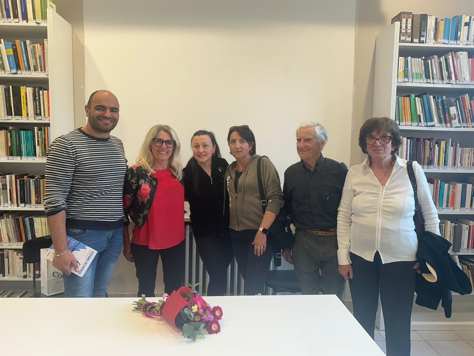 PROVINCIA GRANDA - Stefania Belmondo con i volontari della Biblioteca