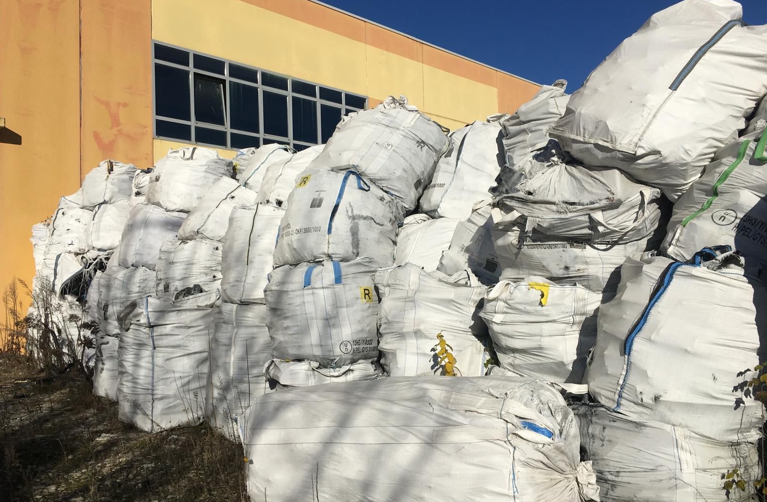 PROVINCIA GRANDA - I toner depositati all'esterno del capannone nell'area industriale niellese