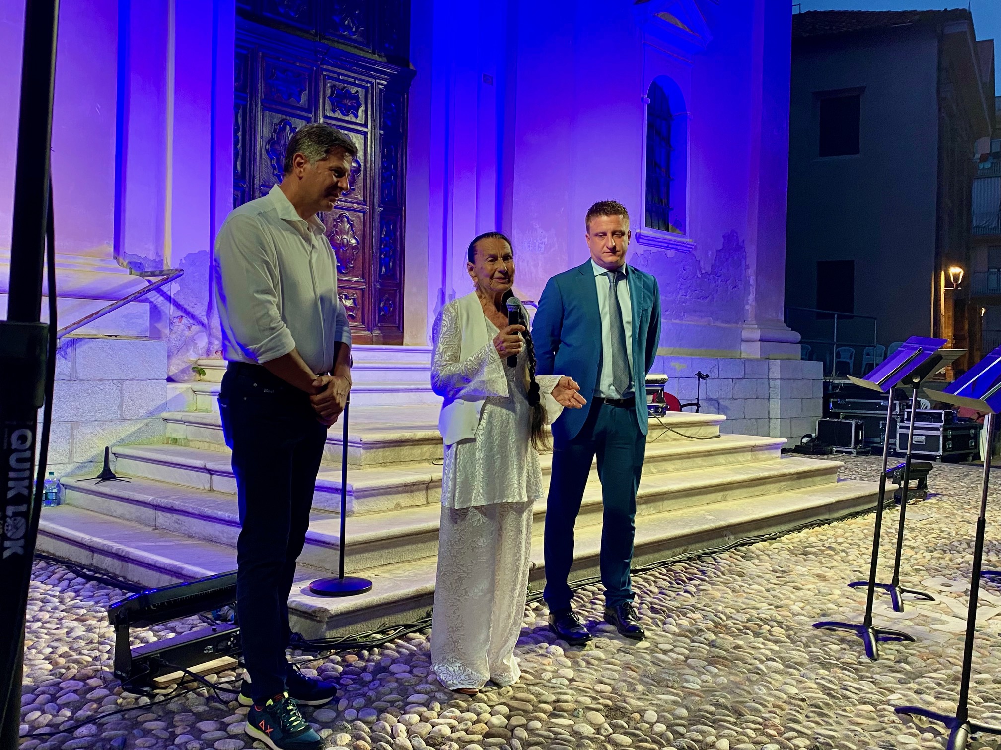 PROVINCIA GRANDA - Il sindaco Aimone con la vedova di Nini Rosso nel 2024