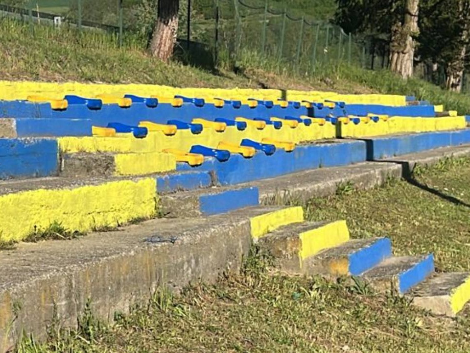 PROVINCIA GRANDA - Installazione seggiolini gradinata Clavesana Calcio