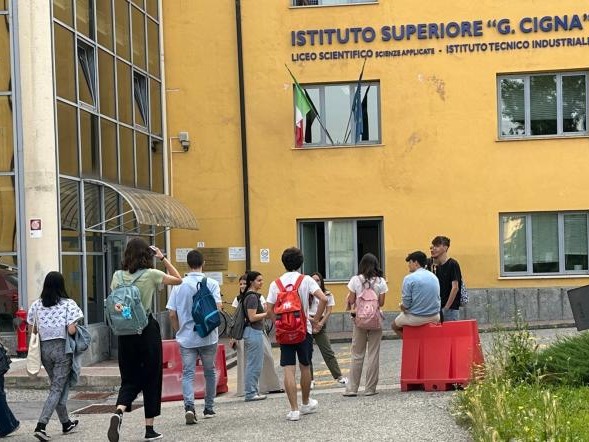 PROVINCIA GRANDA - Studenti all'ingresso dell'Istituto Cigna a Mondovì