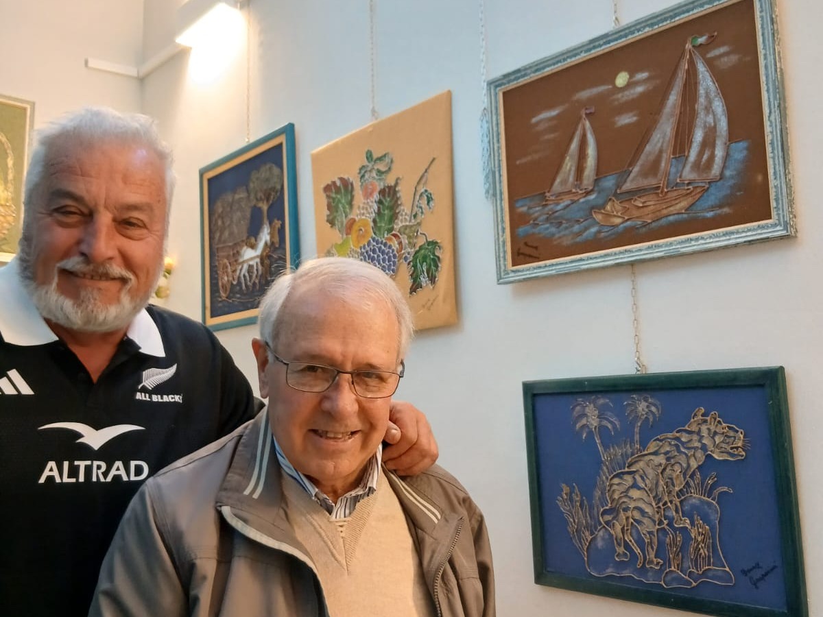 PROVINCIA GRANDA - Il sindaco Mina con l'artista Gasperini