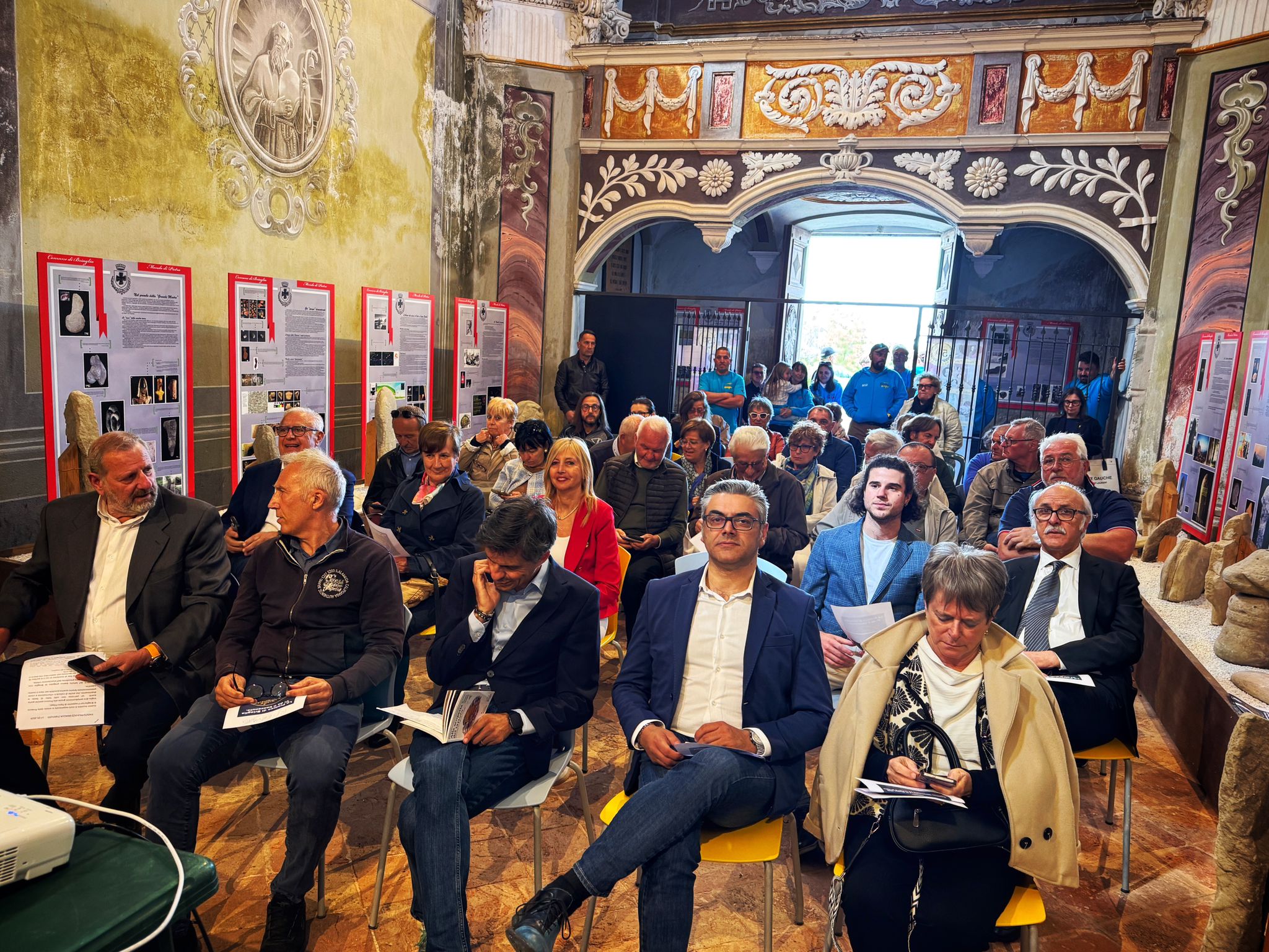 PROVINCIA GRANDA - Il pubblico intervenuto presso l'ex Confraternita
