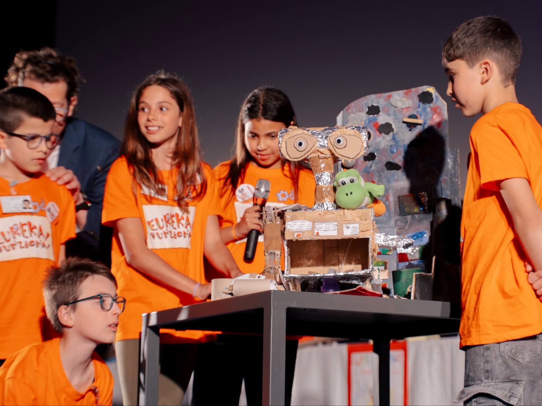 PROVINCIA GRANDA - Gli studenti con il robot "Wolly"