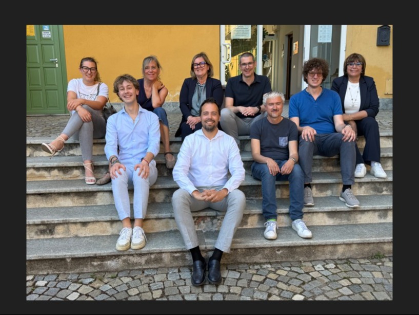 PROVINCIA GRANDA - Foto di gruppo per la nuova amministrazione di Carrù nel giorno delle elezioni comunali