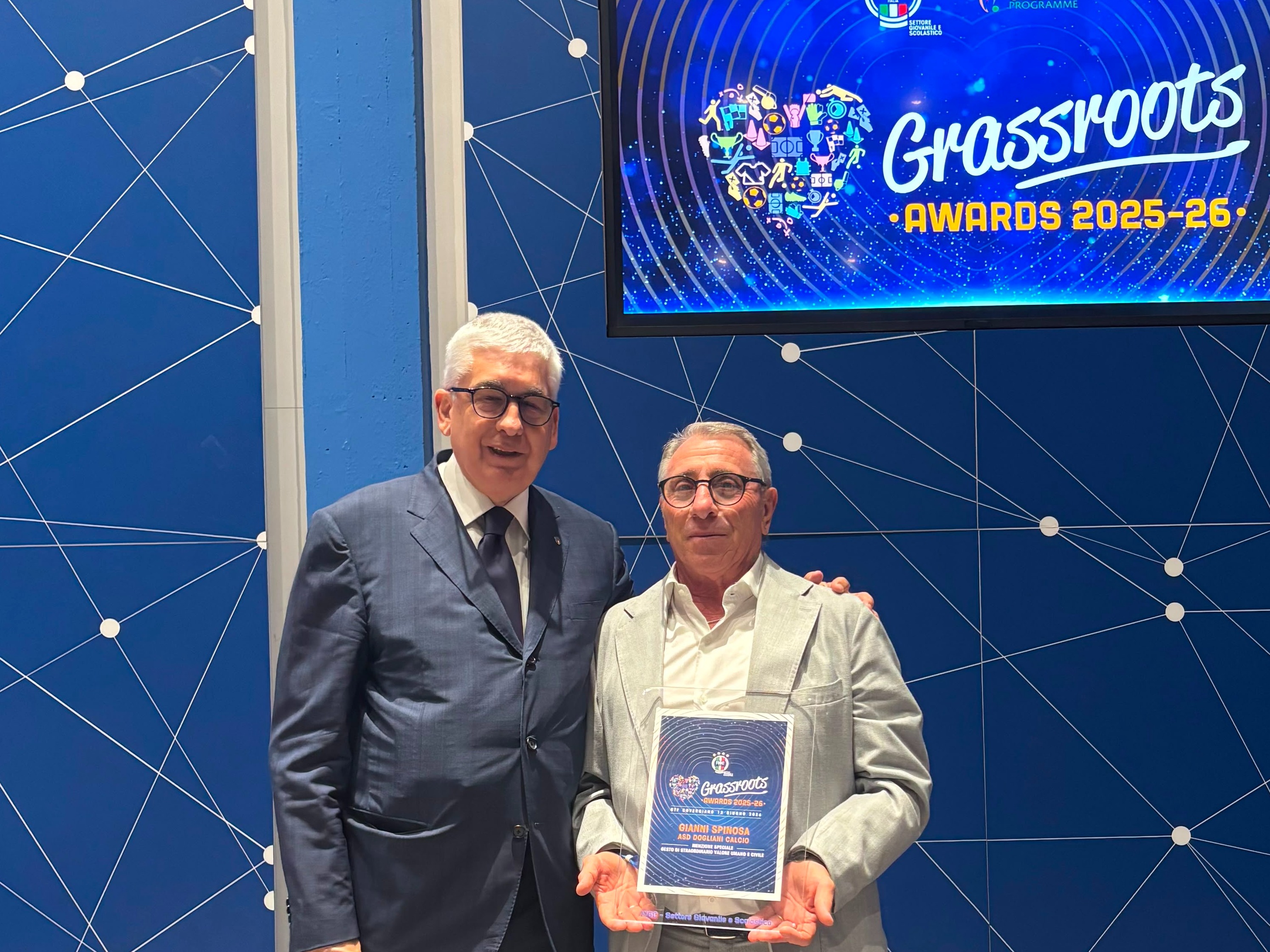 PROVINCIA GRANDA - Premiazione allenatore Dogliani Calcio Sgs Grassroots Award salvataggio giovane calciatore