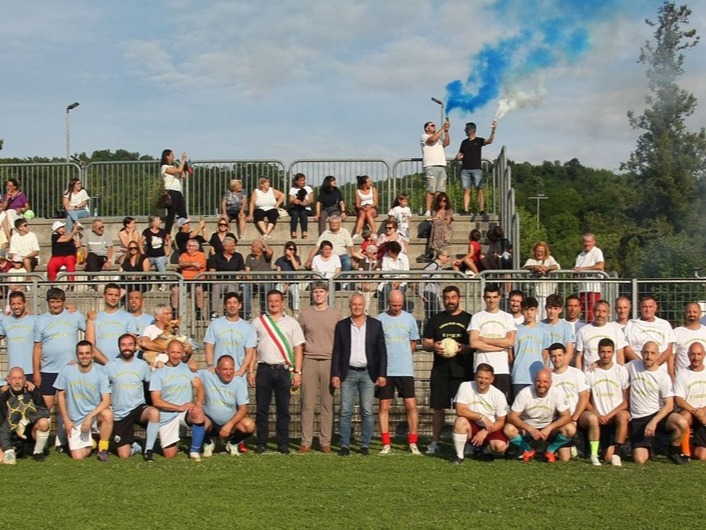 PROVINCIA GRANDA - Le due squadre schierate davanti alle tribune