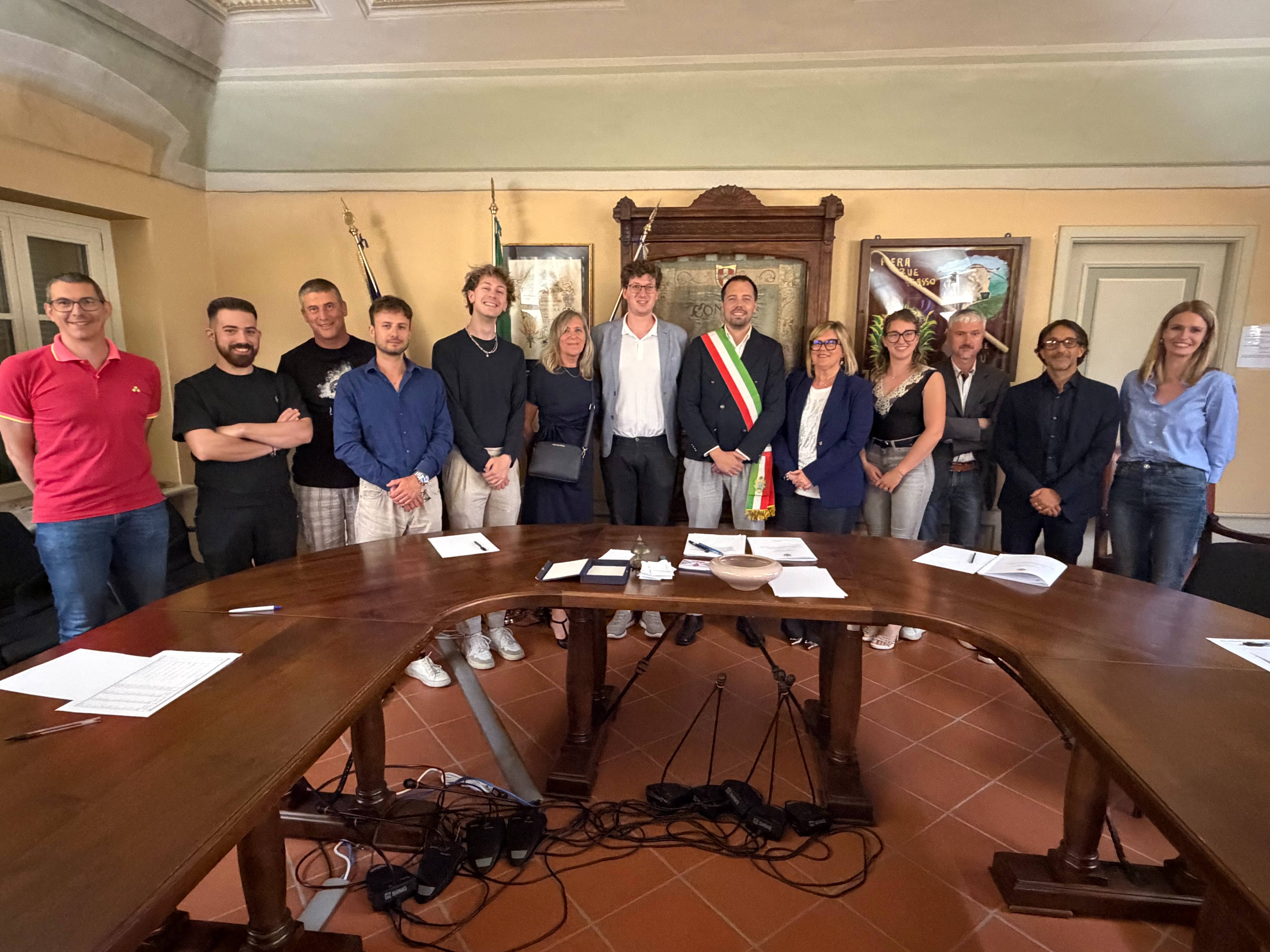 PROVINCIA GRANDA - Foto di gruppo al termine del consiglio comunale di insediamento di Carrù 9 giugno 2026