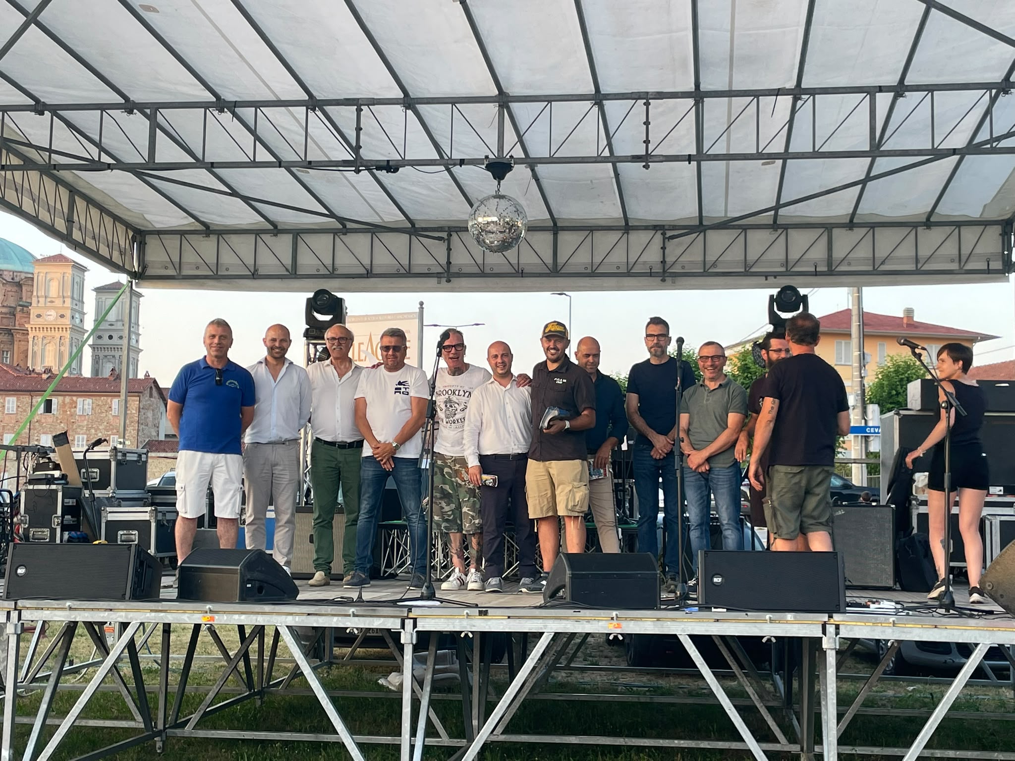 PROVINCIA GRANDA - Le autorità sul palco durante l'ultima inaugurazione