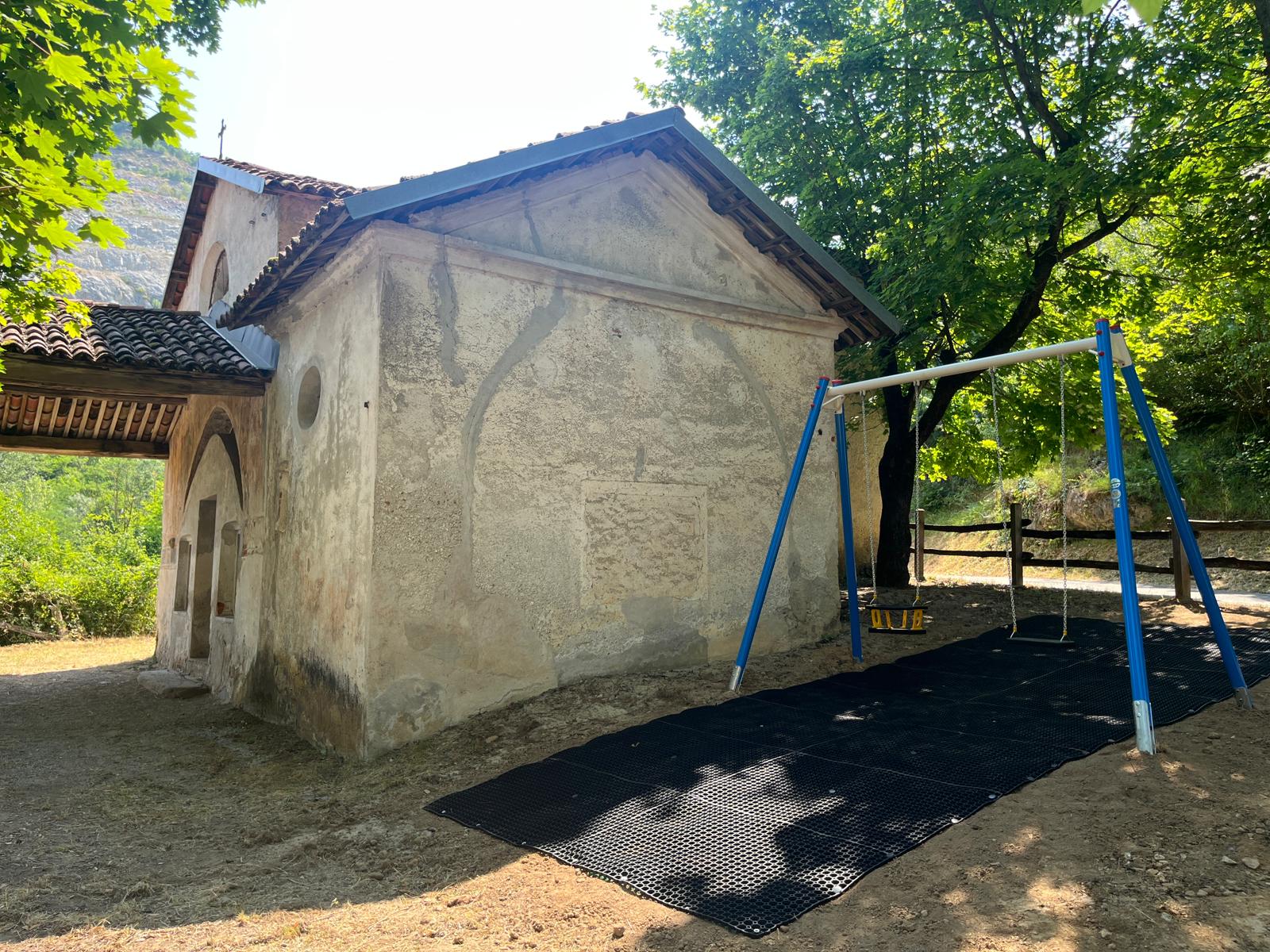 PROVINCIA GRANDA - La nuova altalena installata a Torre