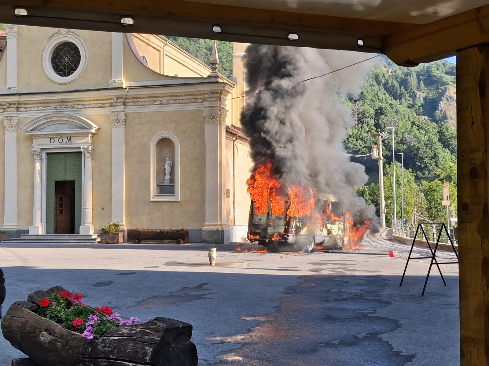 PROVINCIA GRANDA - Il mezzo avvolto dalle fiamme in piazza