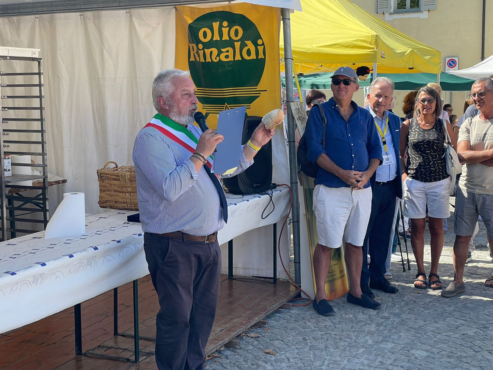 PROVINCIA GRANDA - Il sindaco Mina mostra il pane di Niella