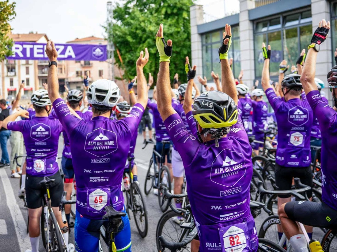 partenza granfondo alpi mare