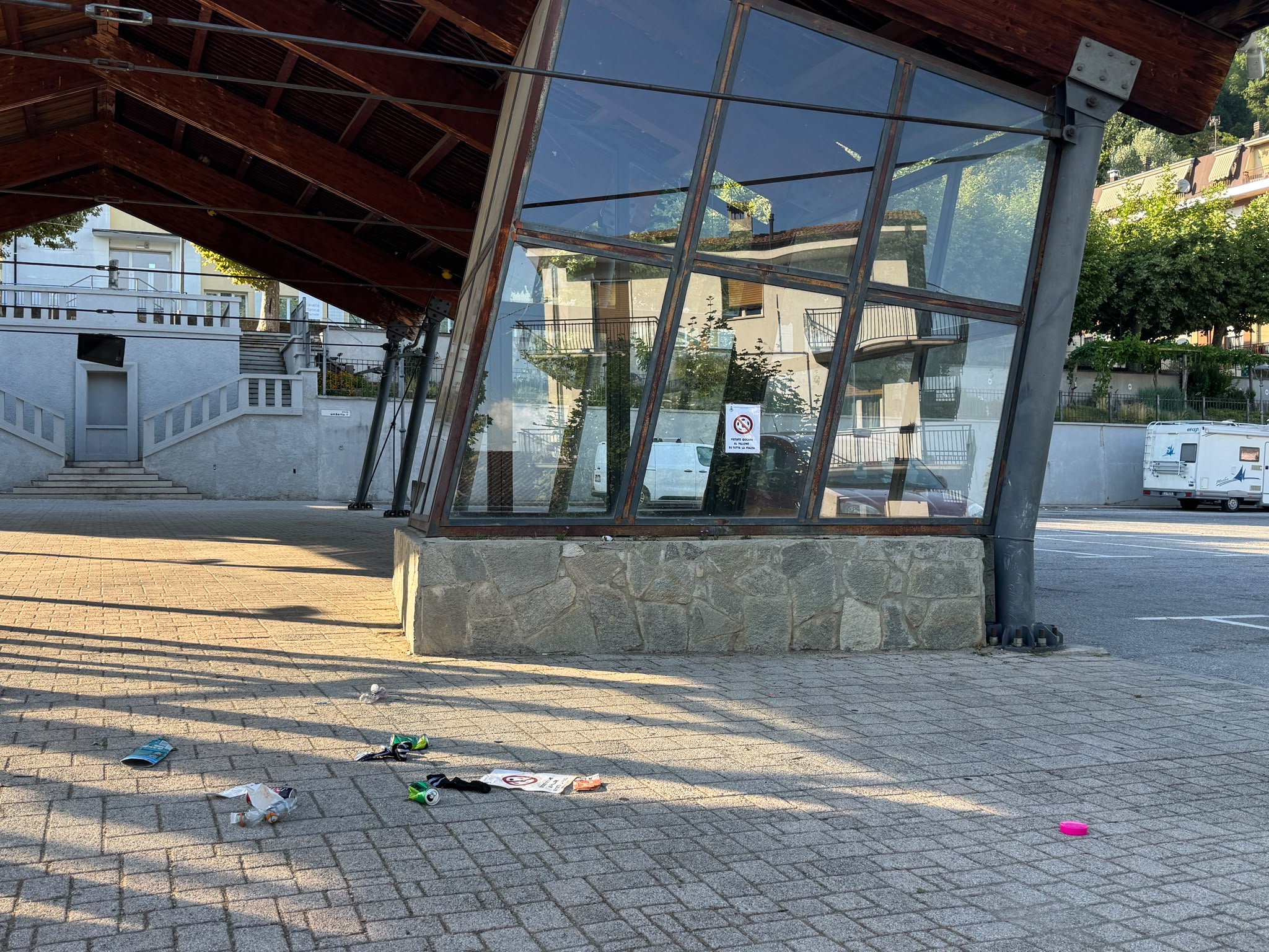 PROVINCIA GRANDA - Alcuni rifiuti abbandonati in piazza Umberto I a San Michele