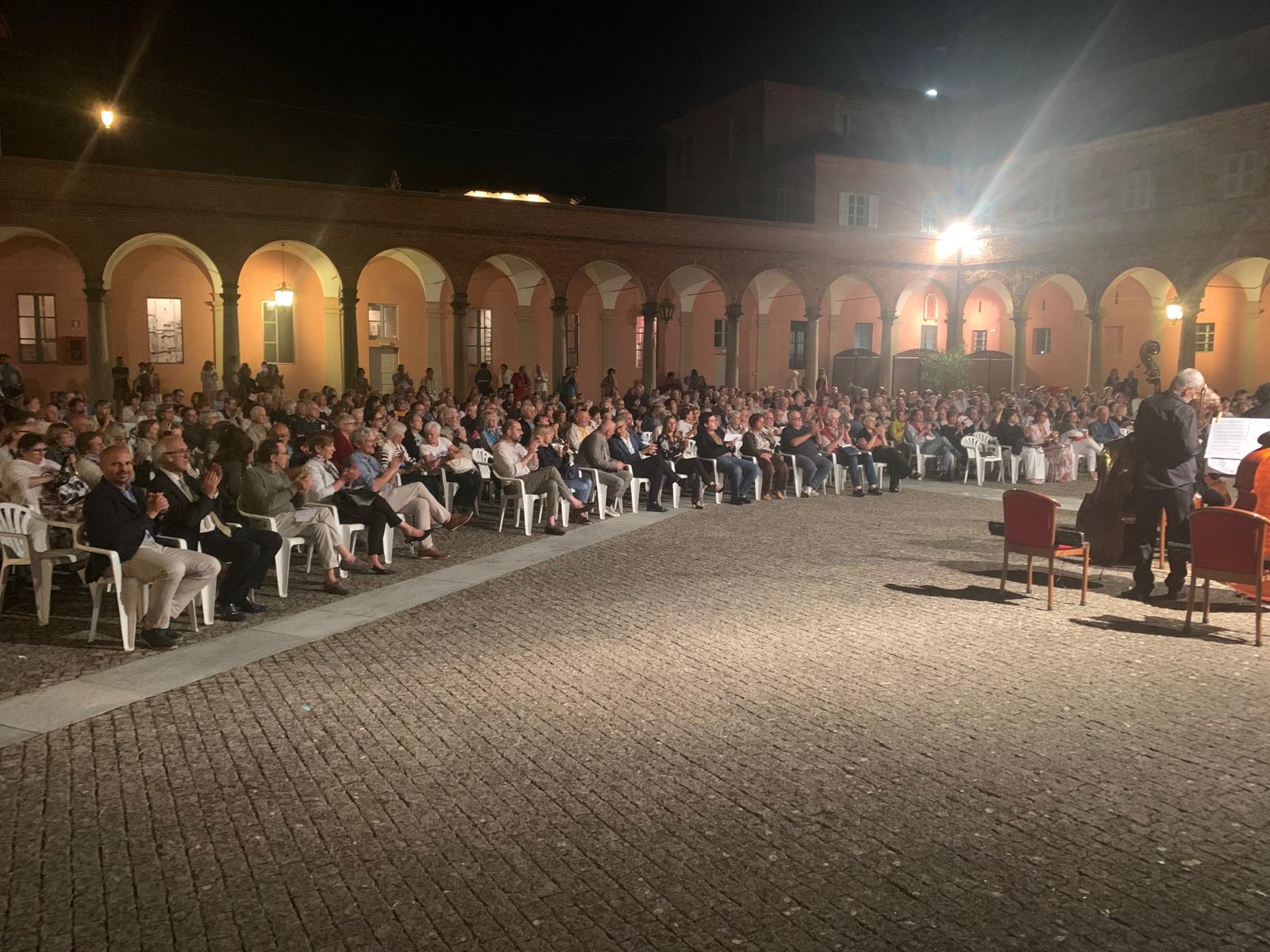 PROVINCIA GRANDA - Folto pubblico nel chiostro di Casa Regina per il concerto dell'Orchestra Bruni