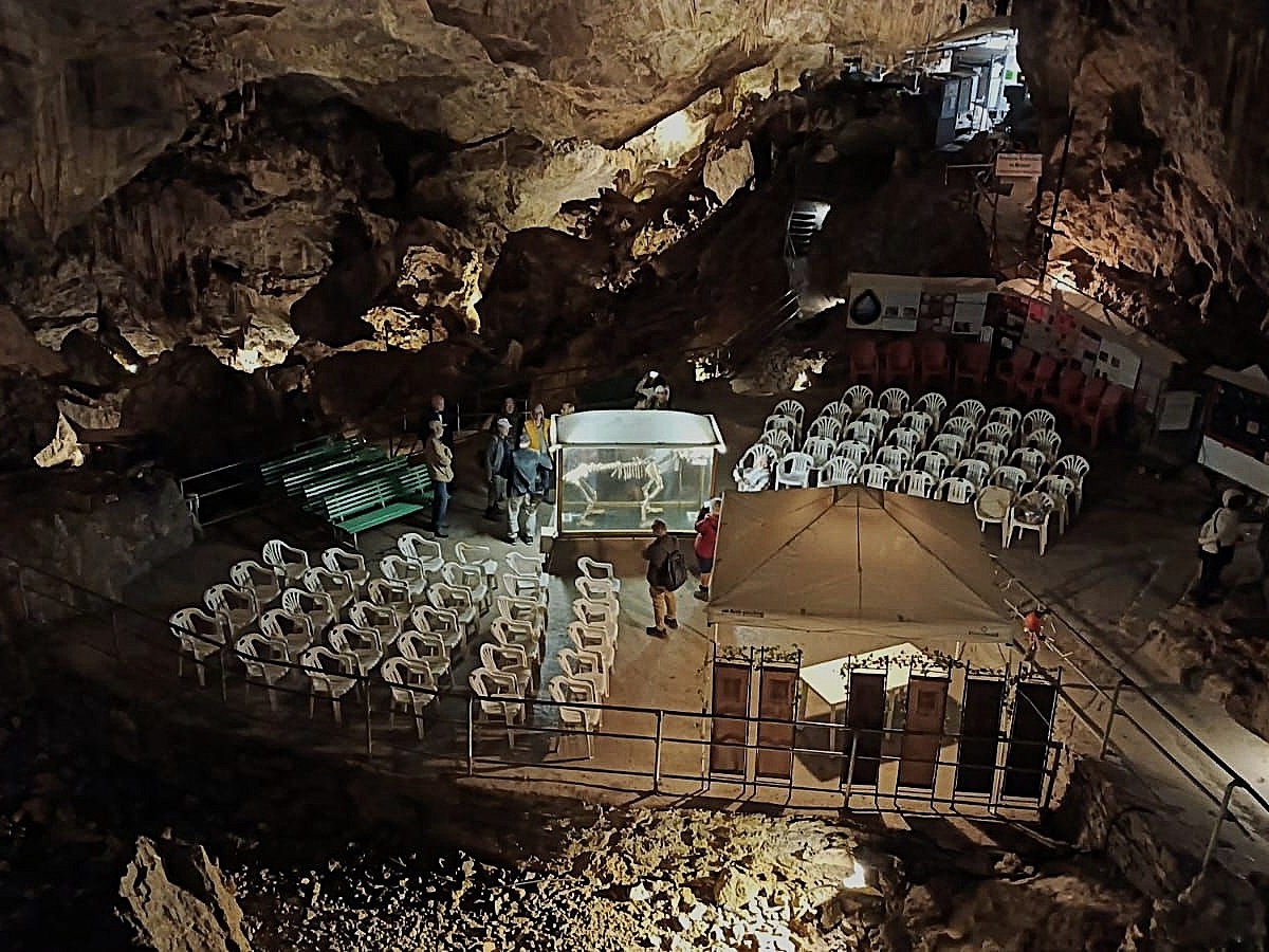 PROVINCIA GRANDA - L'allestimento per la cerimonia all'interno delle Grotte di Bossea