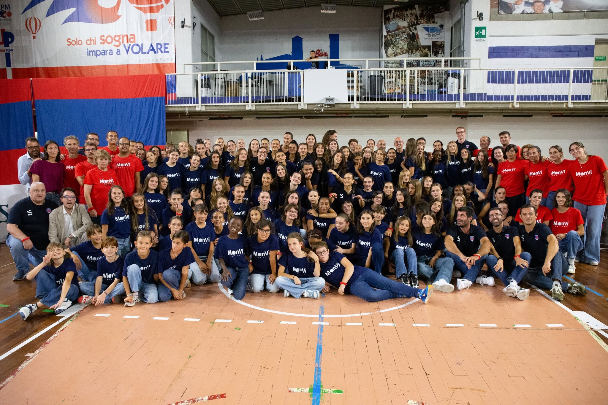 PROVINCIA GRANDA - La grande famiglia del Mondovì Volley durante il Puma Start