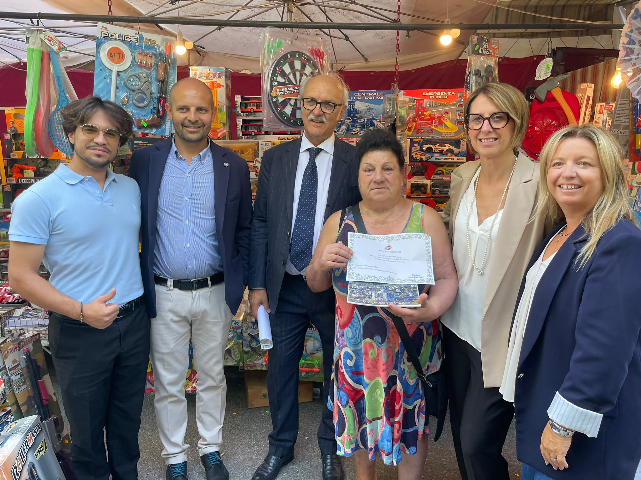 PROVINCIA GRANDA - Premiata con una pergamena un piatto decorativo la signora Luciana Miceli