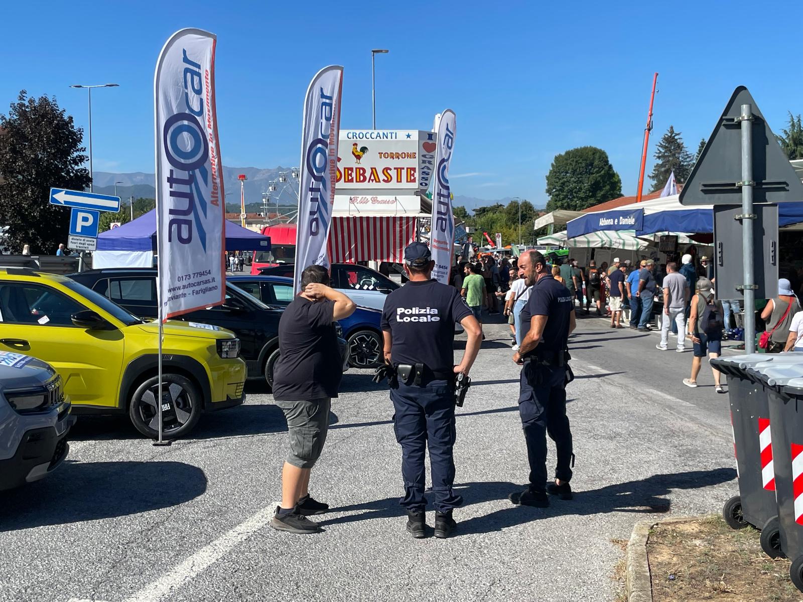 PROVINCIA GRANDA - Agenti della Polizia locale girano tra i banchi