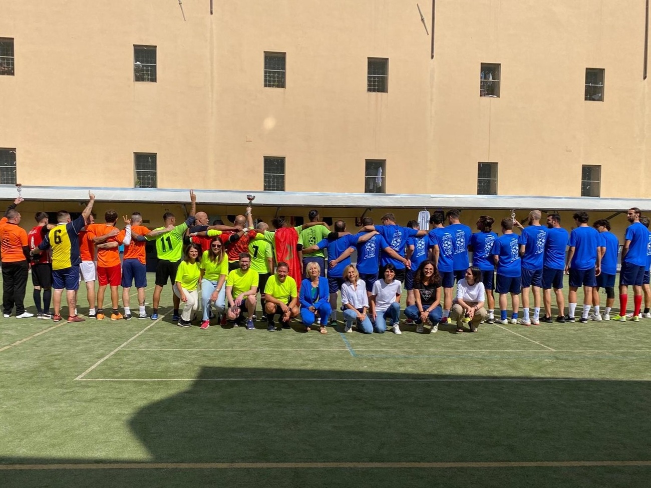 Il gruppo al torneo di calcio nella Casa di Reclusione di Fossano